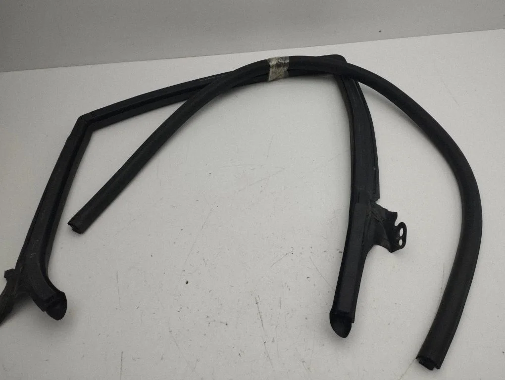 Rubber seal rear door window/glass – left