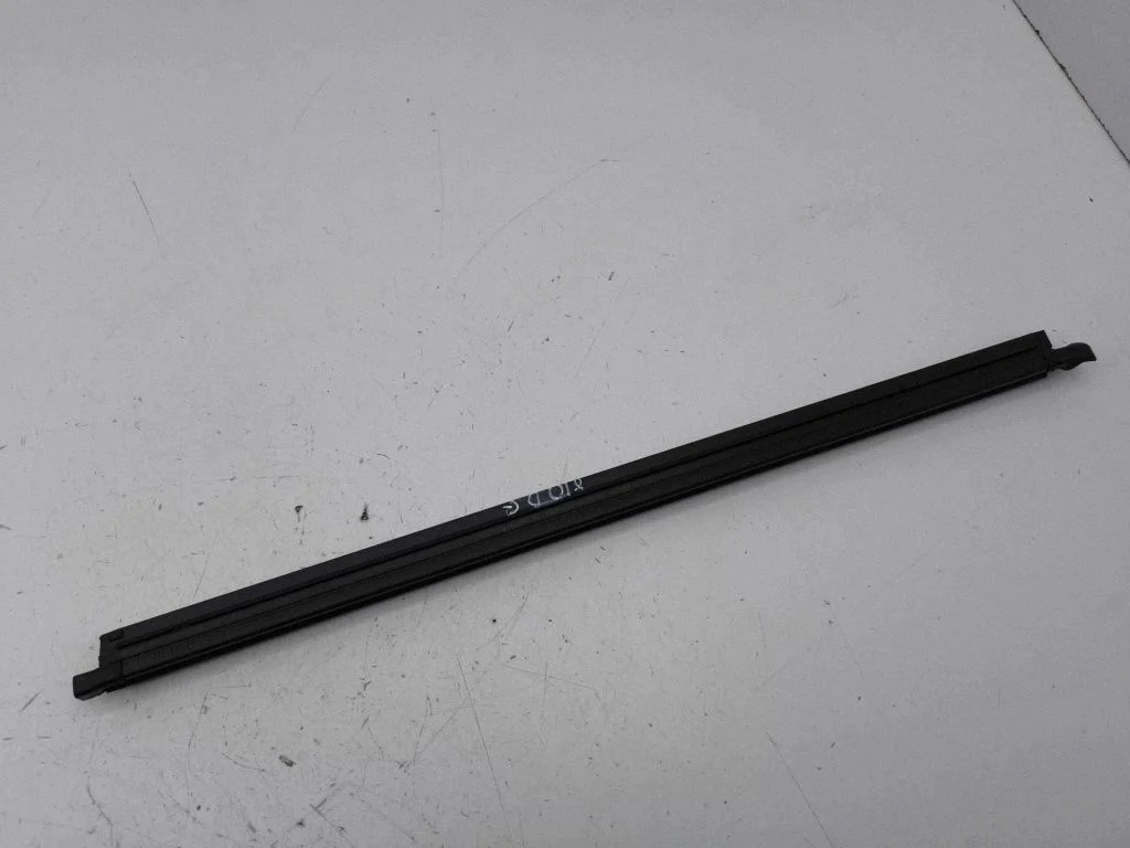Rubber seal rear door window/glass 5E3839479