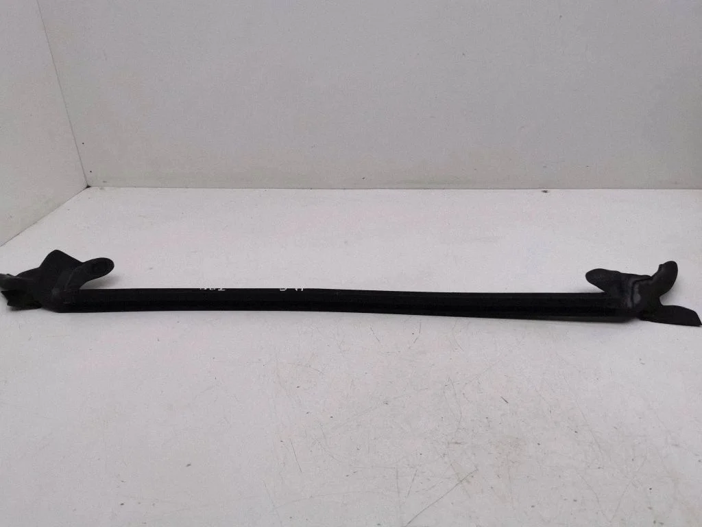 Rubber seal rear door window/glass – right