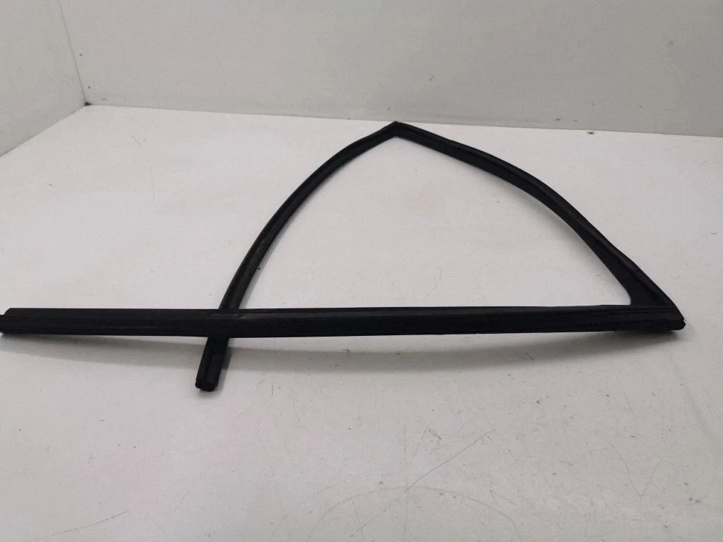 Rubber seal rear door window/glass – right