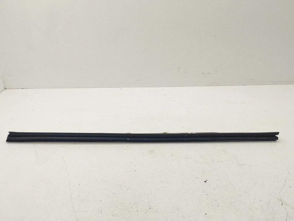 Rubber seal rear door window/glass – left