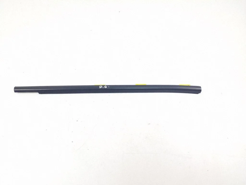 Rubber seal rear door window/glass – right