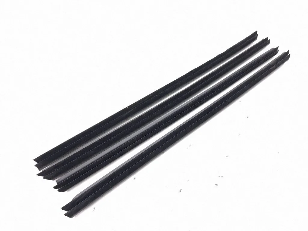 Priekšējo durvju blīvgumija (pie stikla) HK8325861AB