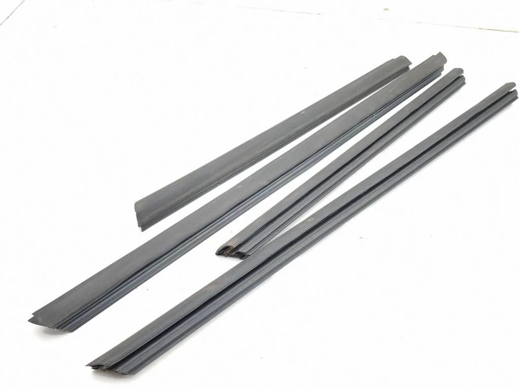 Rubber seal front door window/glass – Mercedes-Benz ML-Class W164 (2005-2011)