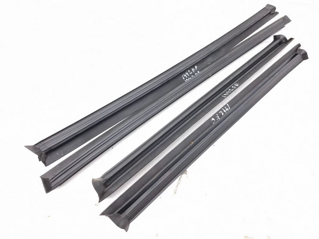 Rubber seal front door window/glass – Volvo S90, V90 (2016-)