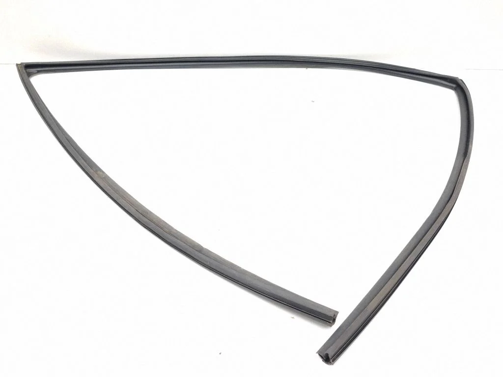 Rubber seal front door window/glass – right