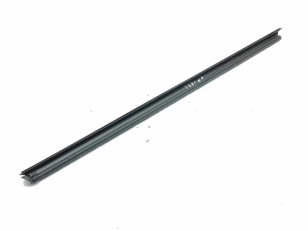 Rubber seal front door window/glass – left