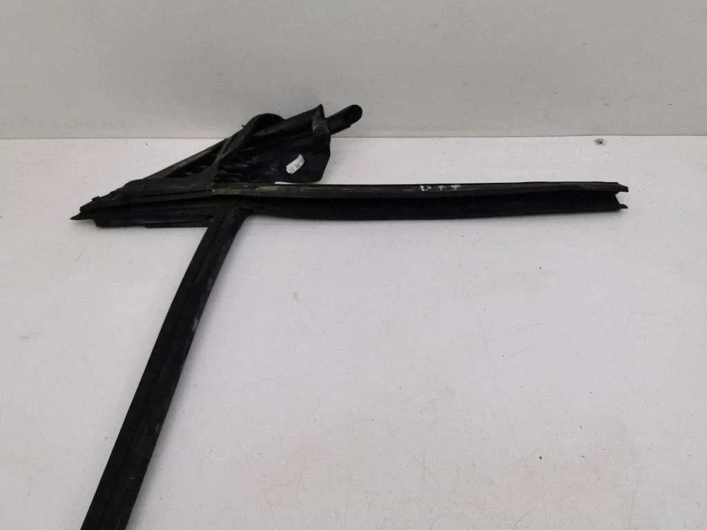 Rubber seal front door window/glass – right