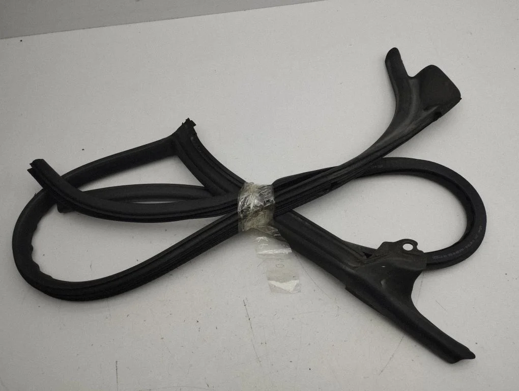 Rubber seal front door window/glass – left