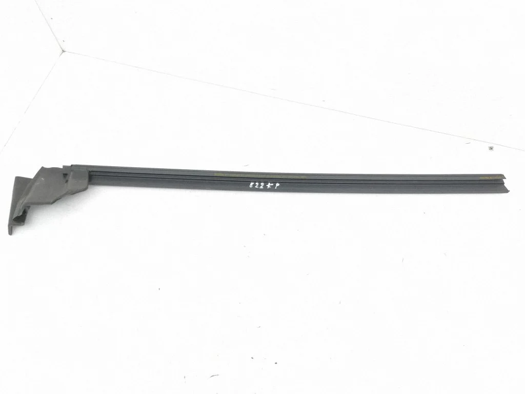 Rubber seal front door window/glass – left