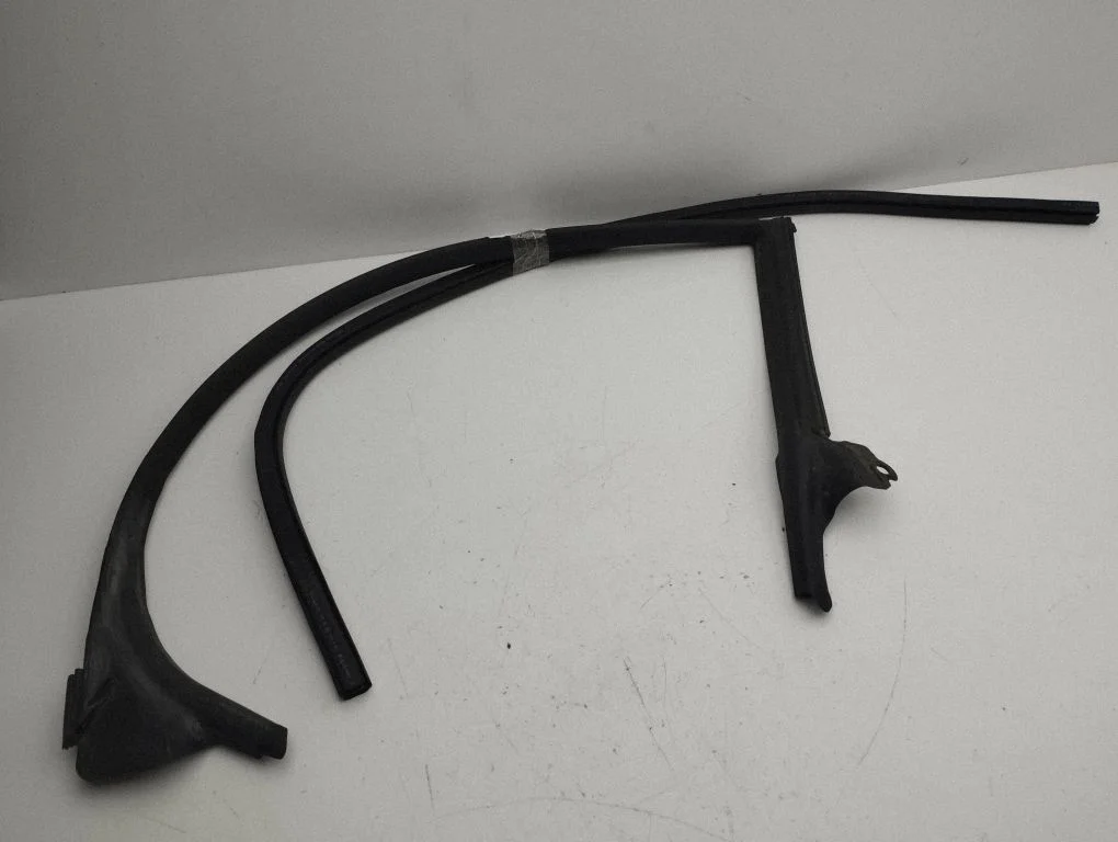 Rubber seal front door window/glass – left