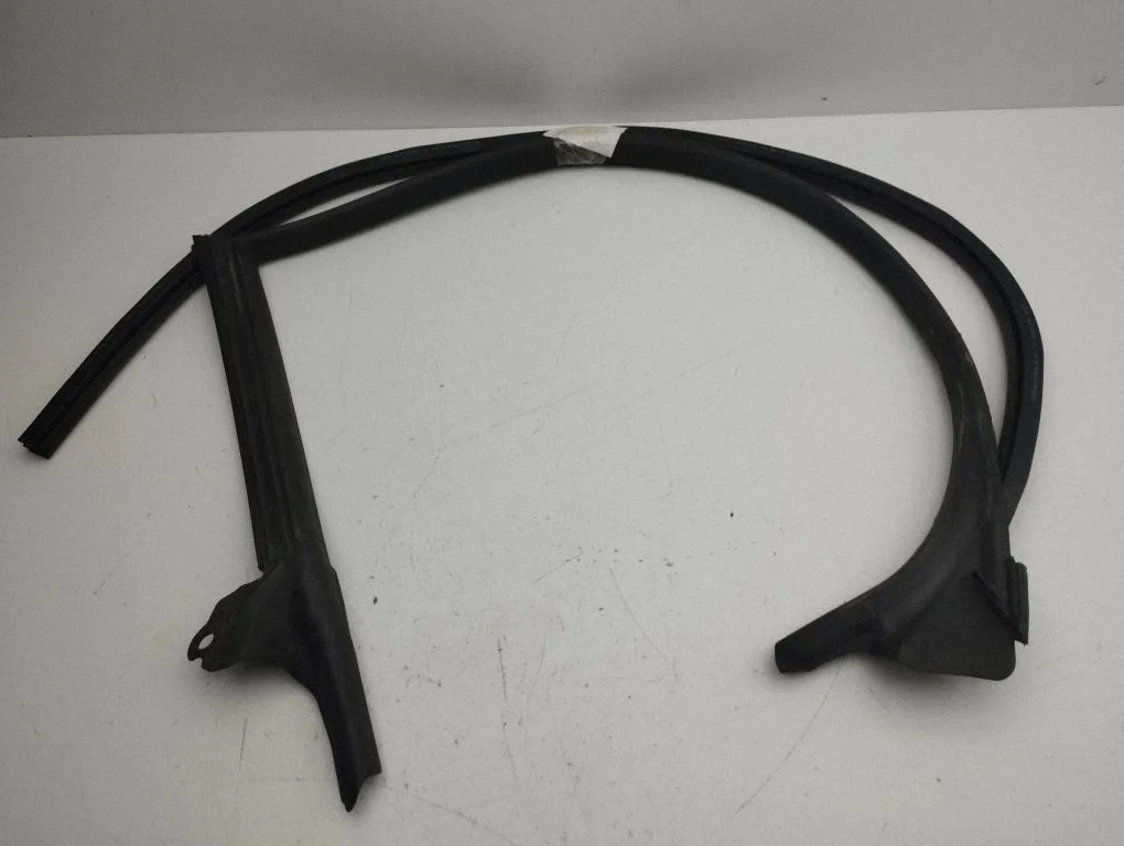 Rubber seal front door window/glass – right
