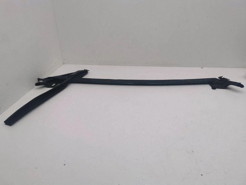 Rubber seal front door window/glass – left