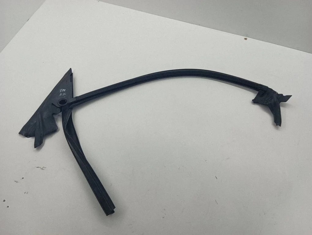 Rubber seal front door window/glass 4G8837480