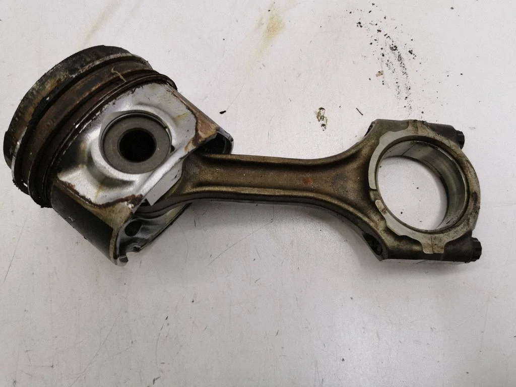 Piston with connecting rod 7JA05633