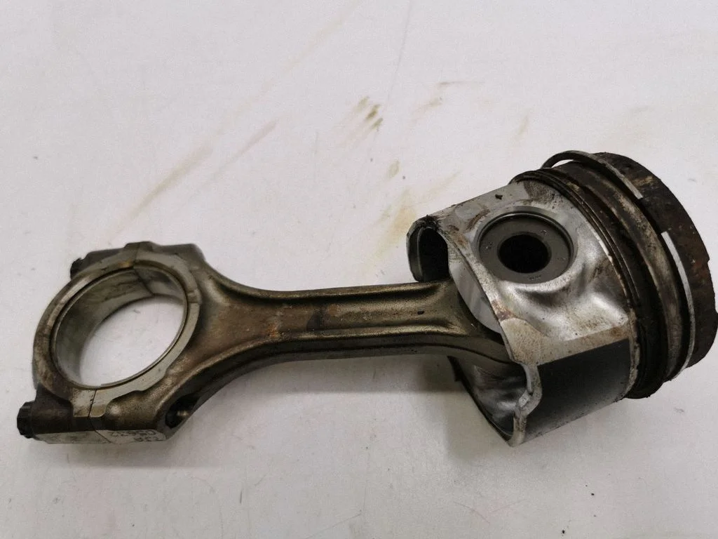 Piston with connecting rod 7JA05632