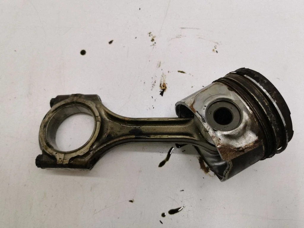 Piston with connecting rod 7JA05431