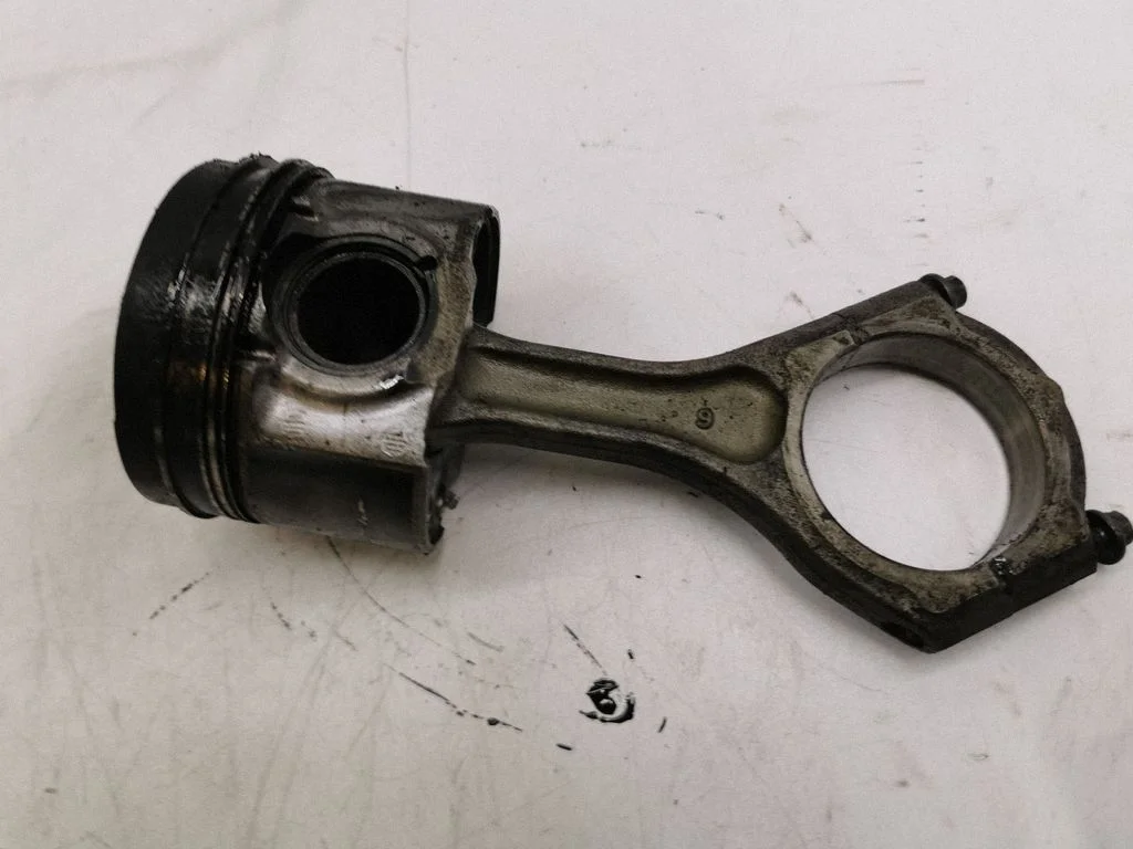 Piston with connecting rod – Subaru Forester SH (2008-2013)