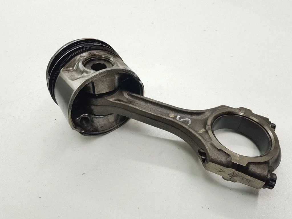 Piston with connecting rod 8FA06582
