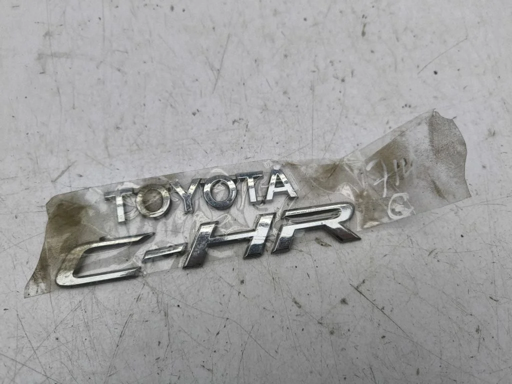 Ražotāja emblēma/modeļa burti 75442F4011