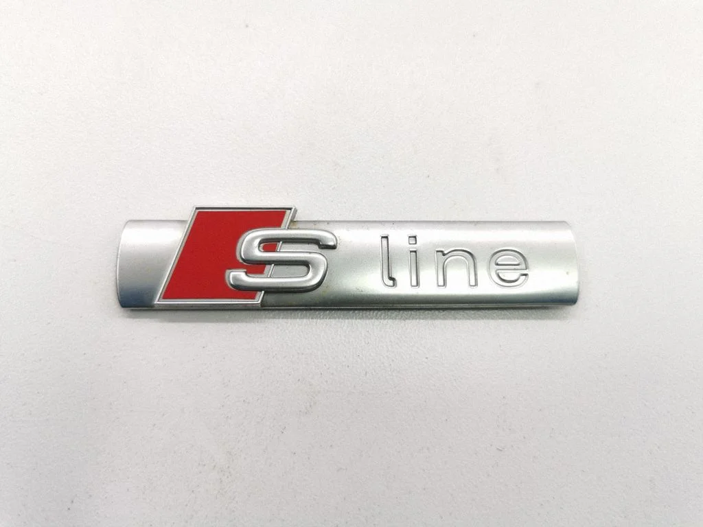 Emblemat producenta / oznaczenie modelu