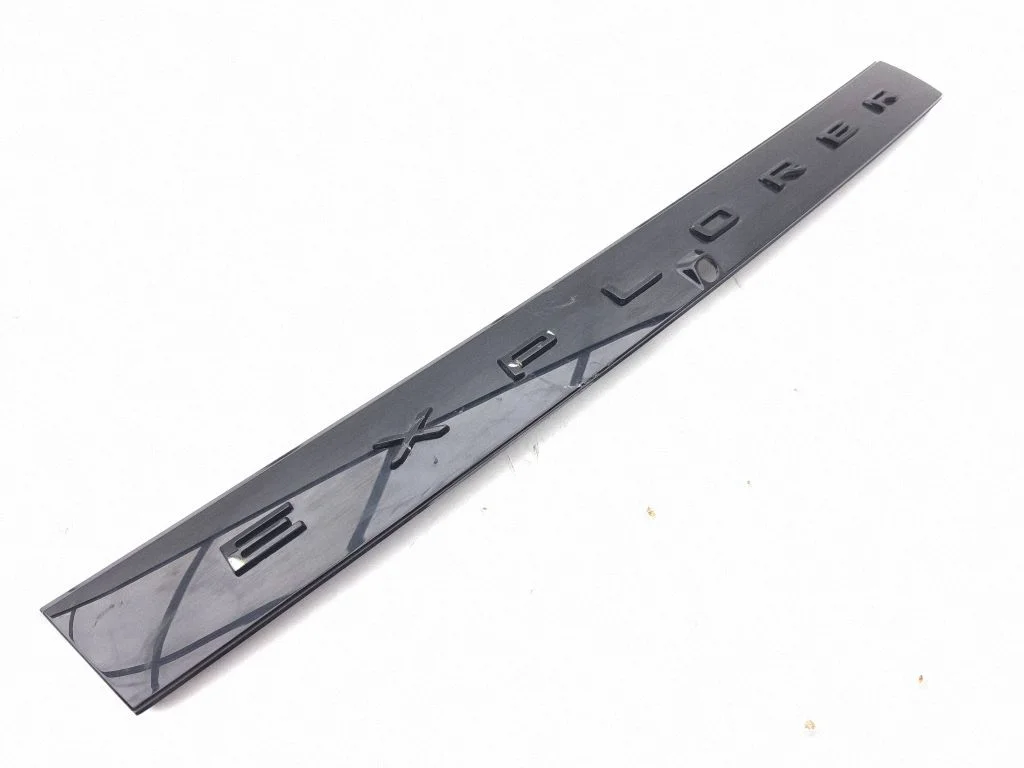 Tailgate trim R2KB8200C