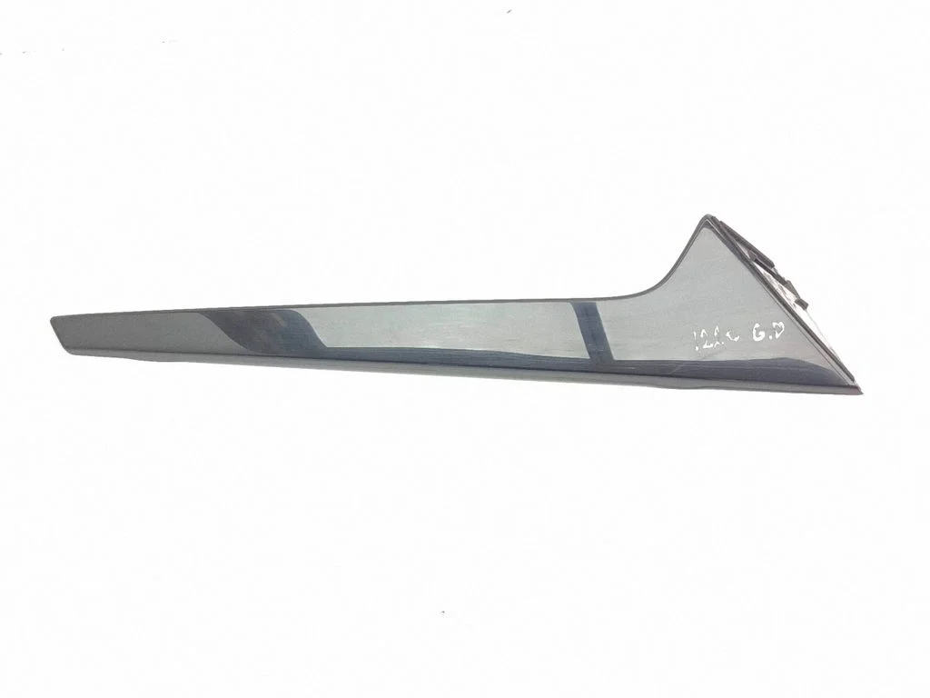 Tailgate trim – right