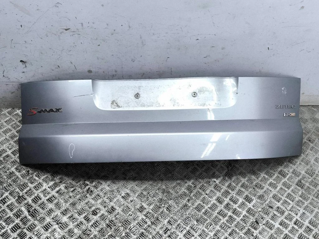 Tailgate trim