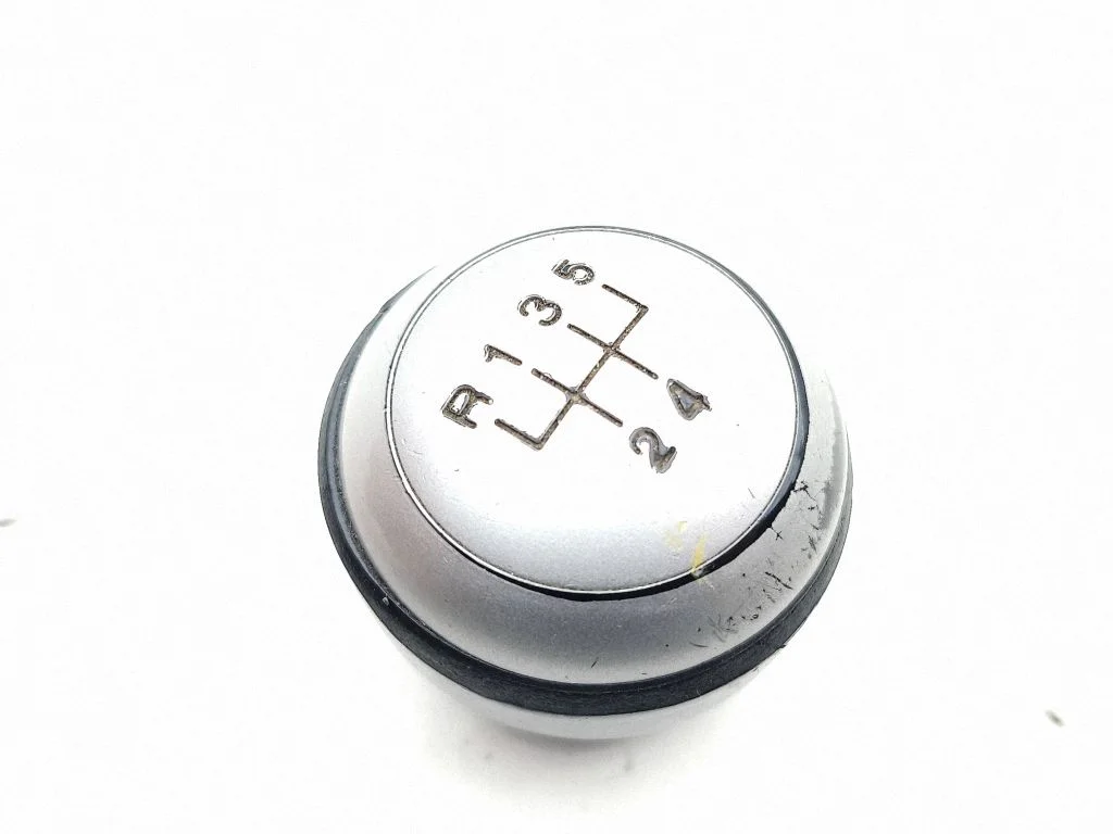 Pārnesumu pārslēga sviras apdare (āda, poga) – Hyundai Santa Fe (2006-2012)
