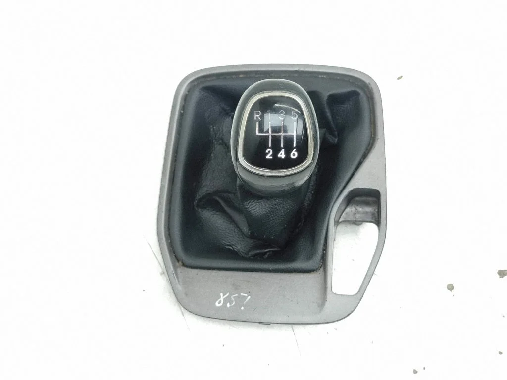Pārnesumu pārslēga sviras apdare (āda, poga) – Hyundai Santa Fe (2013-2017)