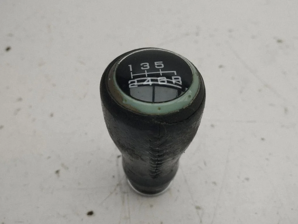 Pārnesumu pārslēga sviras apdare (āda, poga)