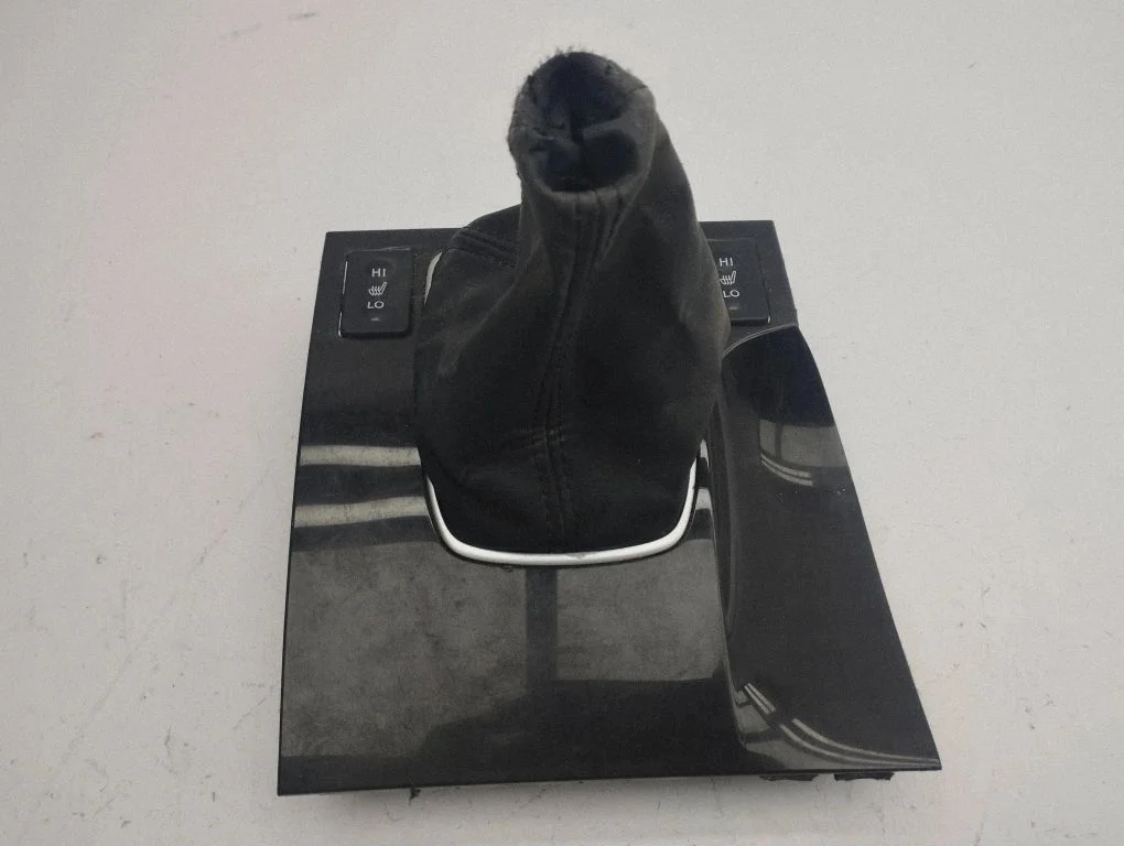 Pārnesumu pārslēga sviras apdare (āda, poga)