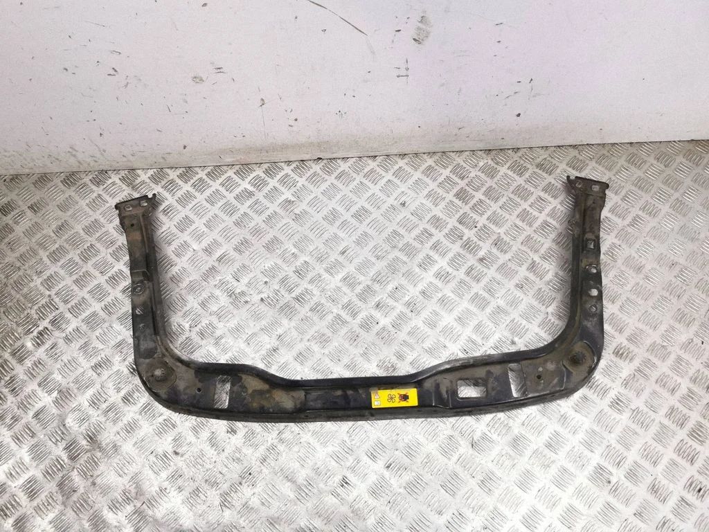 Radiatoru paneļa augšējā daļa 7147911