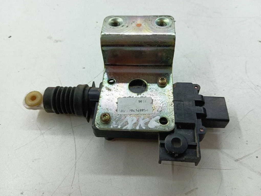 Centrālās atslēgas motoriņš 05067138AB