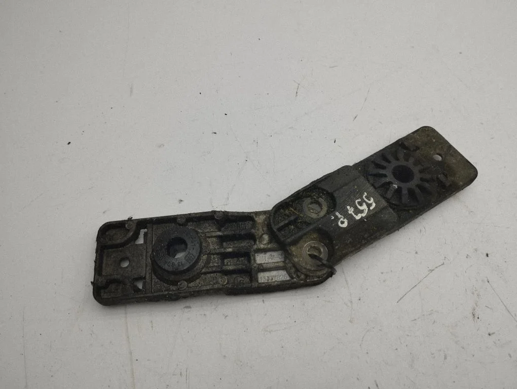 Radiator mount bracket 13304695
