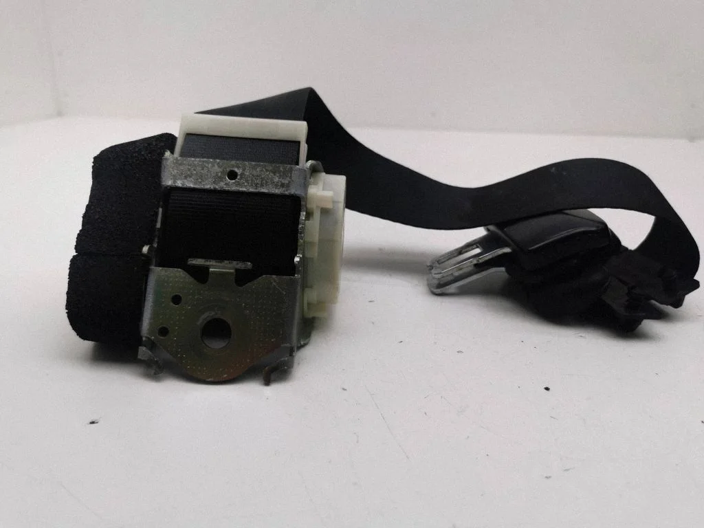 Third row seat belt AG9N611B68
