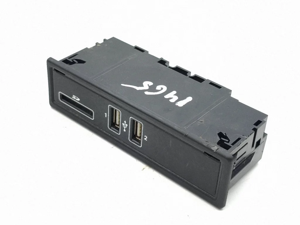 USB socket connector – Mercedes-Benz GLC-Class C253 (2016-)