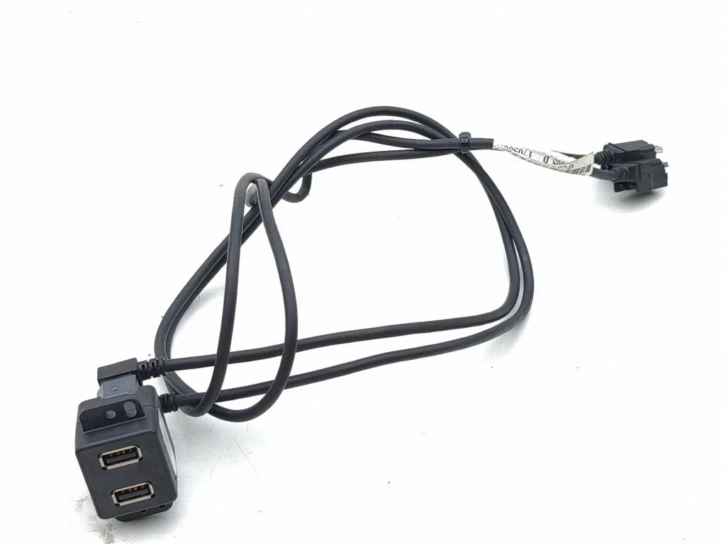 USB-pesa – Tesla Model S (2012-)