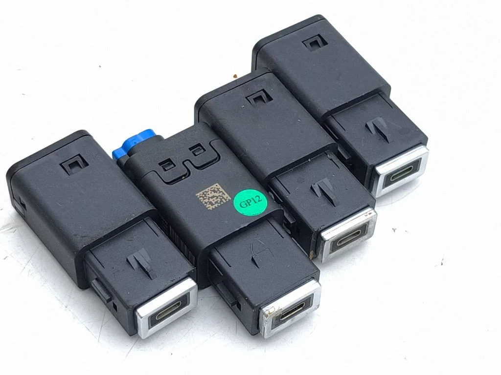 Gniazdo USB 9831350680