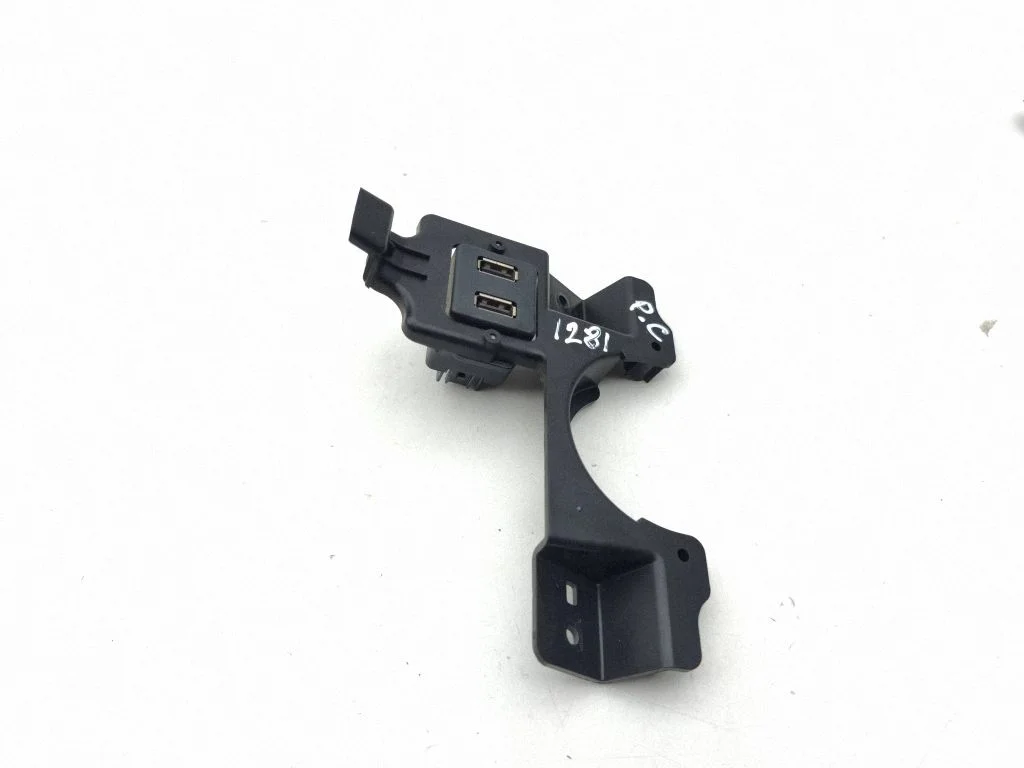 USB-pesa – Tesla Model S (2012-)