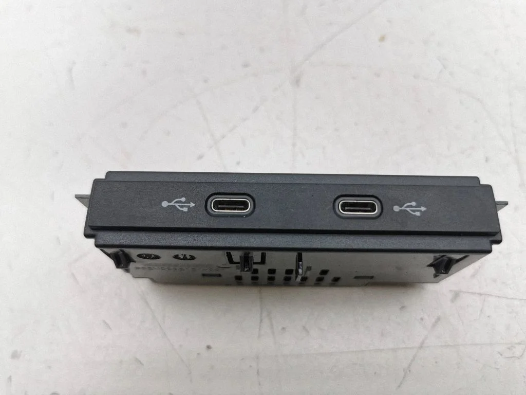 USB-pesa – Seat Leon IV (2020-)
