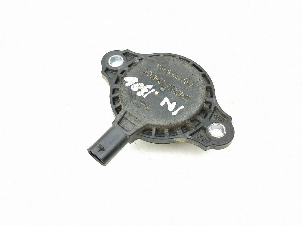 Camshaft vanos timing valve 243572M000