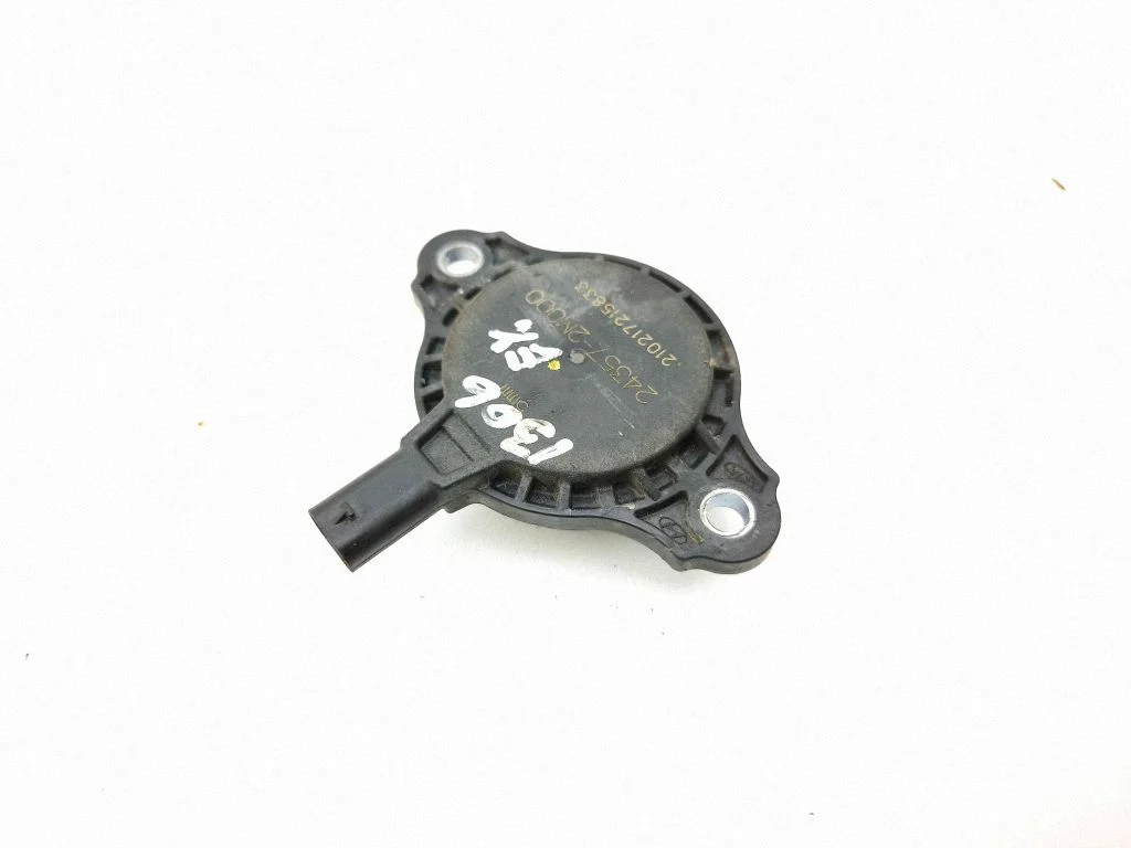 Camshaft vanos timing valve 243572M000