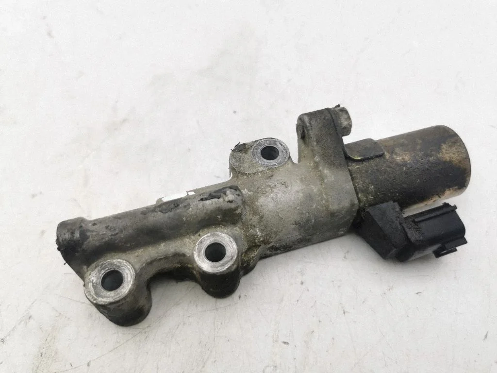 Camshaft vanos timing valve – left