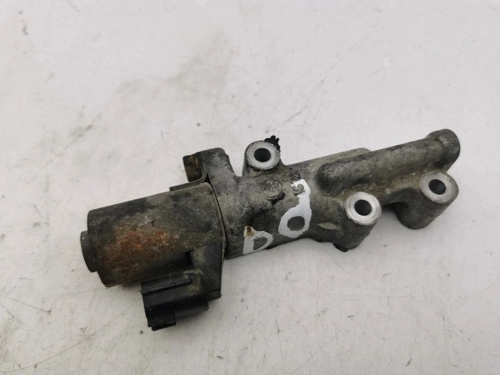 Camshaft vanos timing valve – right