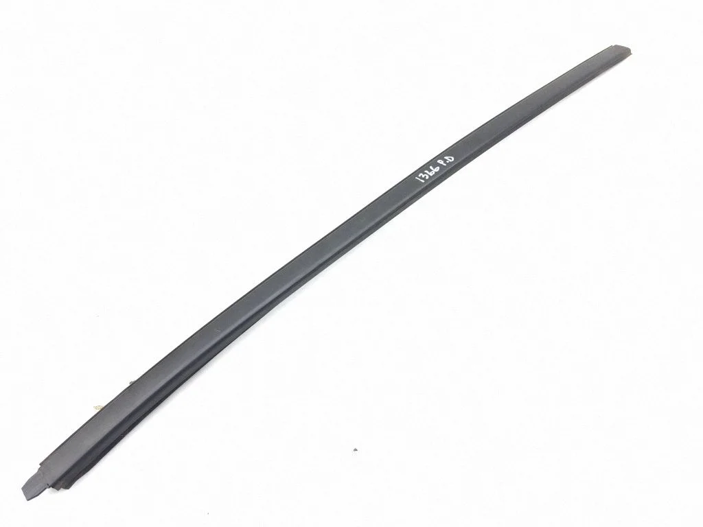 Windshield trim – right