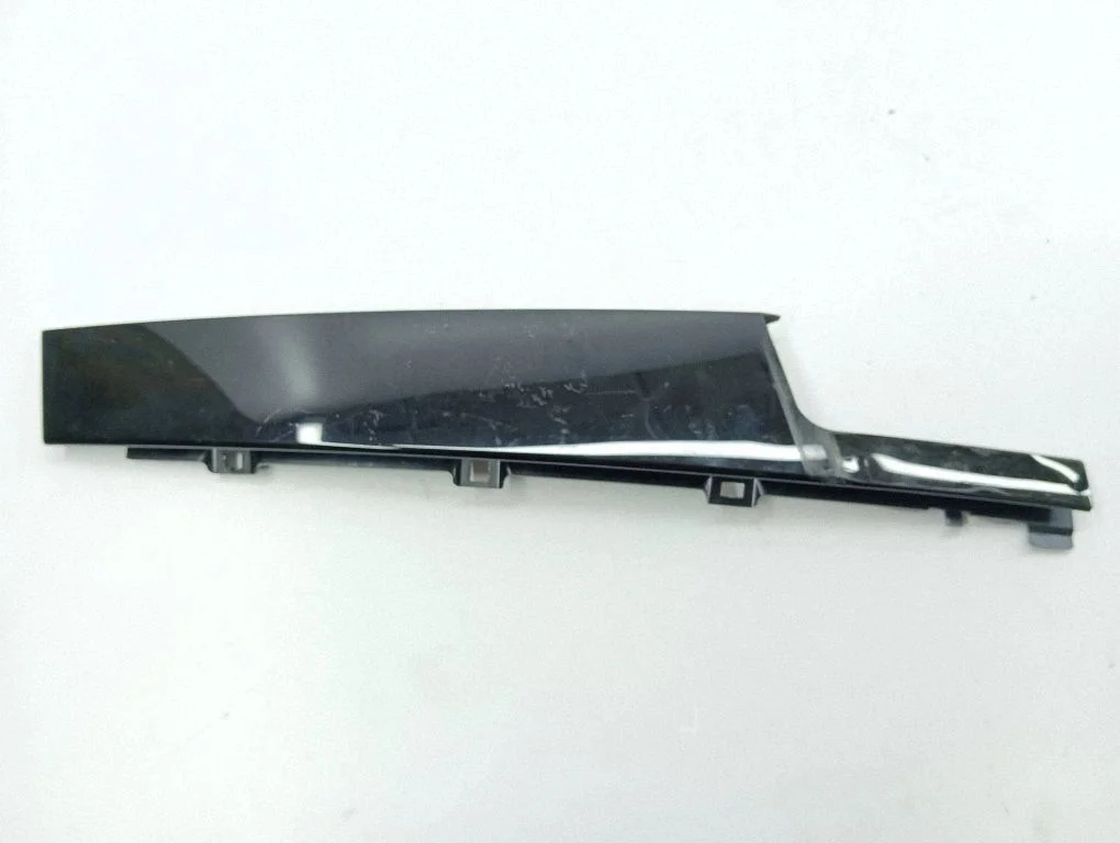 Esiklaasi liist 8Y0837901