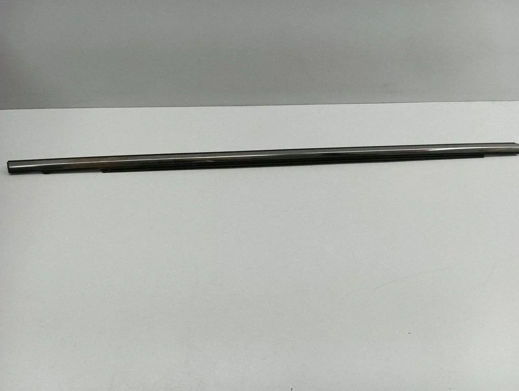 Windshield trim – right