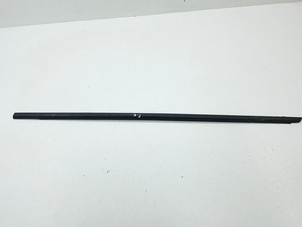 Windshield trim – front left