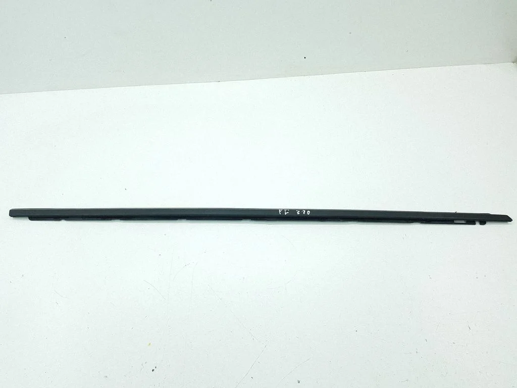 Windshield trim – front right